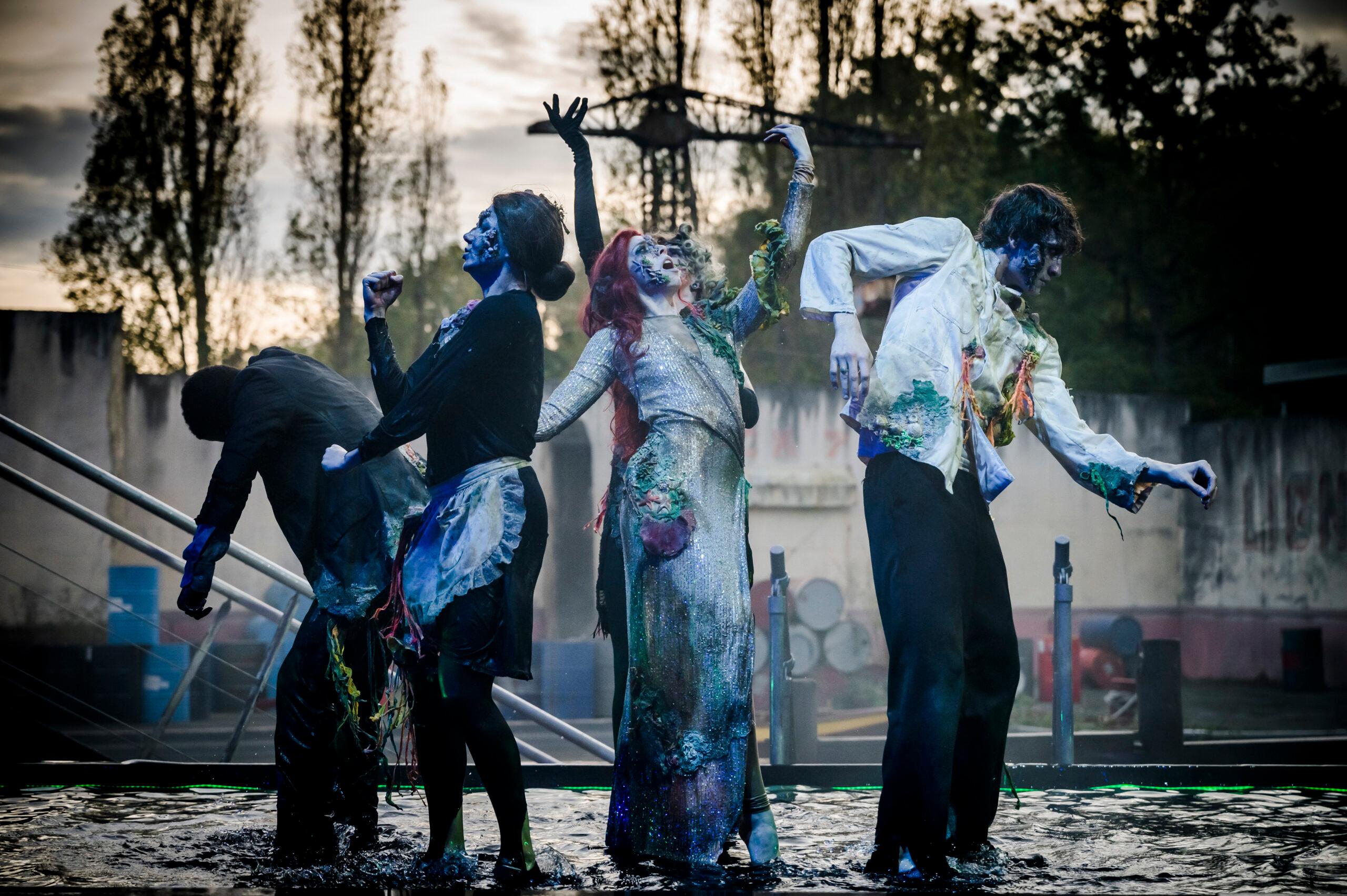 Danseurs d'Halloween dans La Malédiction du Sirius au Parc Astérix.